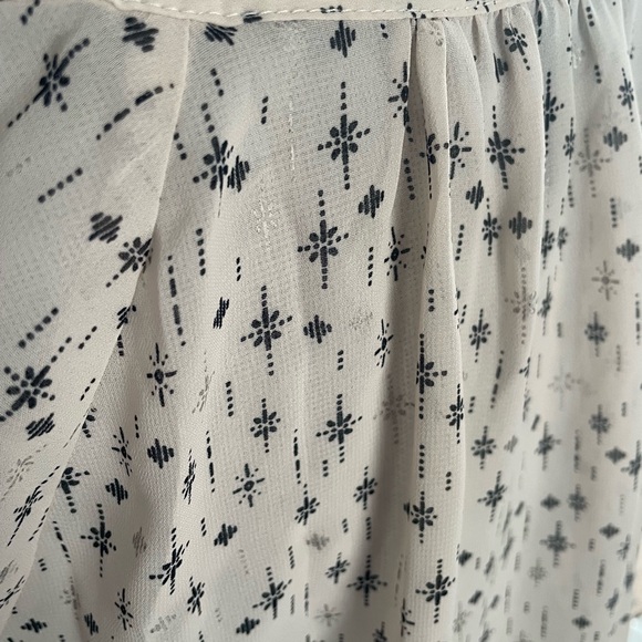 Maurice’s Cream Patterned V-Neck Top - Picture 5 of 5